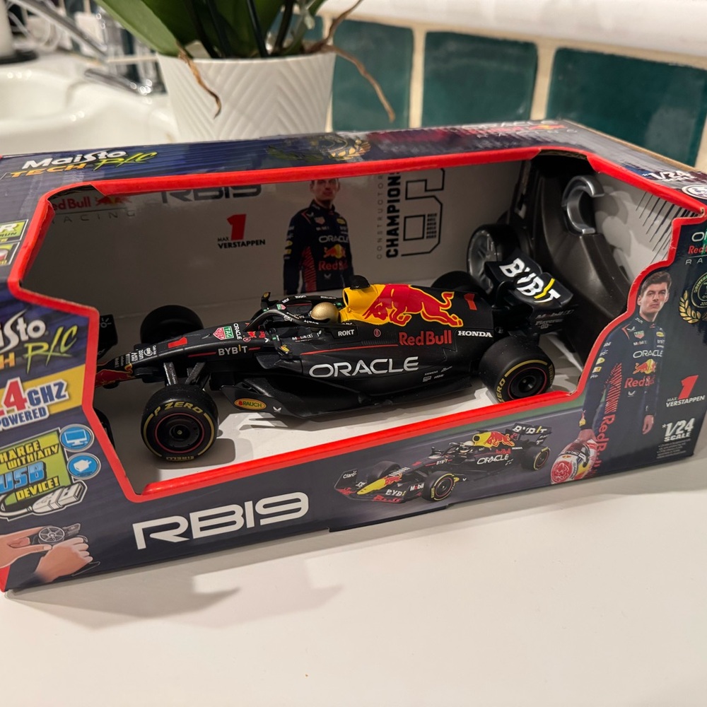 Red Bull RB19 Remote Control Formula One F1 Car Max Verstappen Oracle MIB